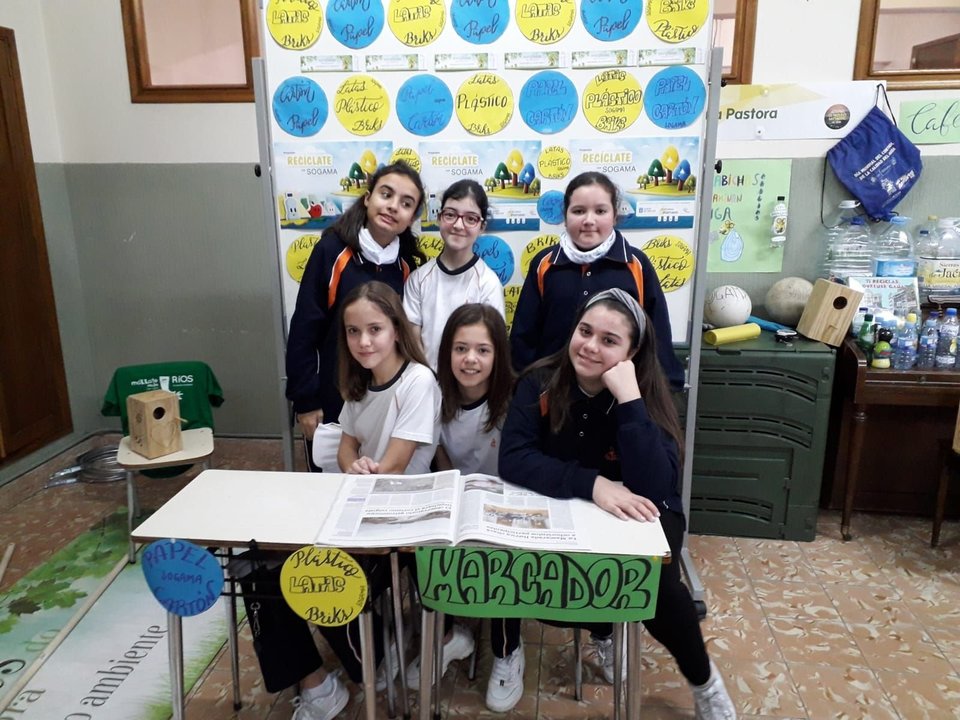 Alumnas Franciscanas lendo La Región