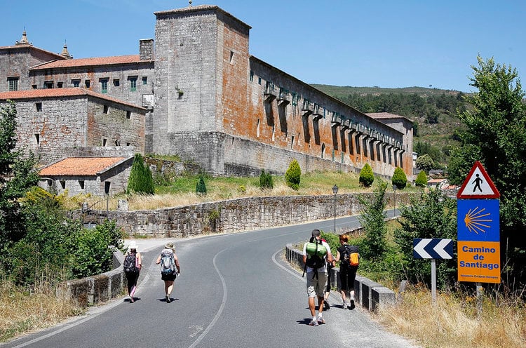 Peregrinos a su paso por el monasterio de Oseira, en la Vía da Prata.