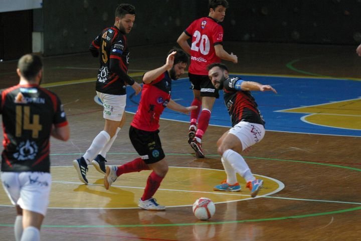 Allariz, jugador del Sala Ourense, supera la presión de un jugador del Santiago de Sama (JOSÉ PAZ).