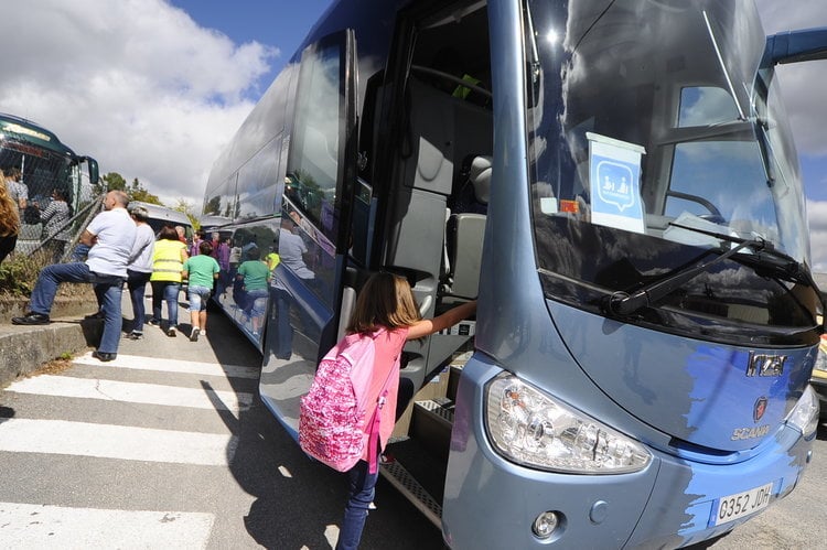 Un alumna accede al autobús escolar, en el colegio de Maceda.