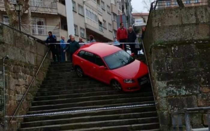 Un vehículo cae por las escaleras de la plaza de As Mercedes.