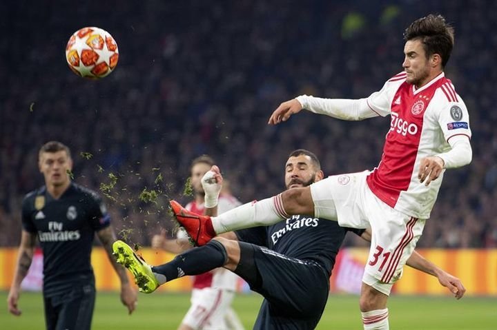 Partido de Liga de Campeones entre Ajax y Real Madrid