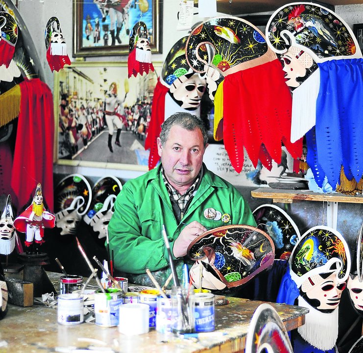 Juan José López posa en su taller de Xinzo.