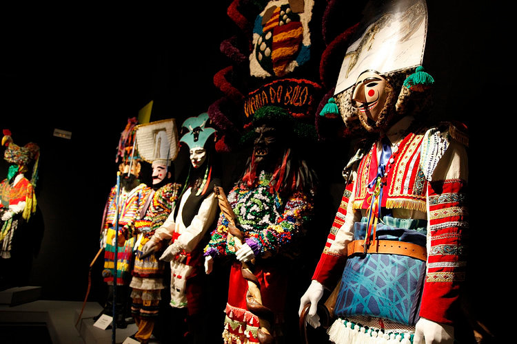 El espacio alberga decenas de trajes tradicionales de los Entroidos de toda la comunidad gallega.