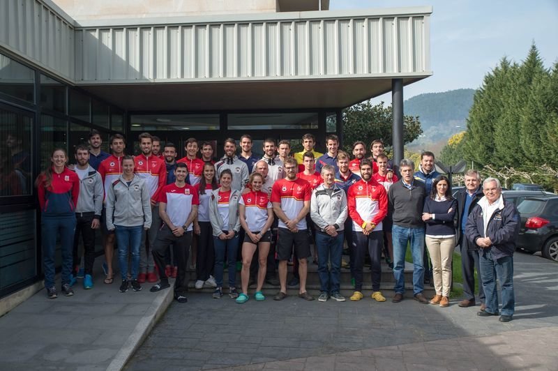 Delegación de la selección española de remo ayer en el Balneario de Laias, en el que ha estado concentrada las dos últimas semanas (ÓSCAR PINAL).