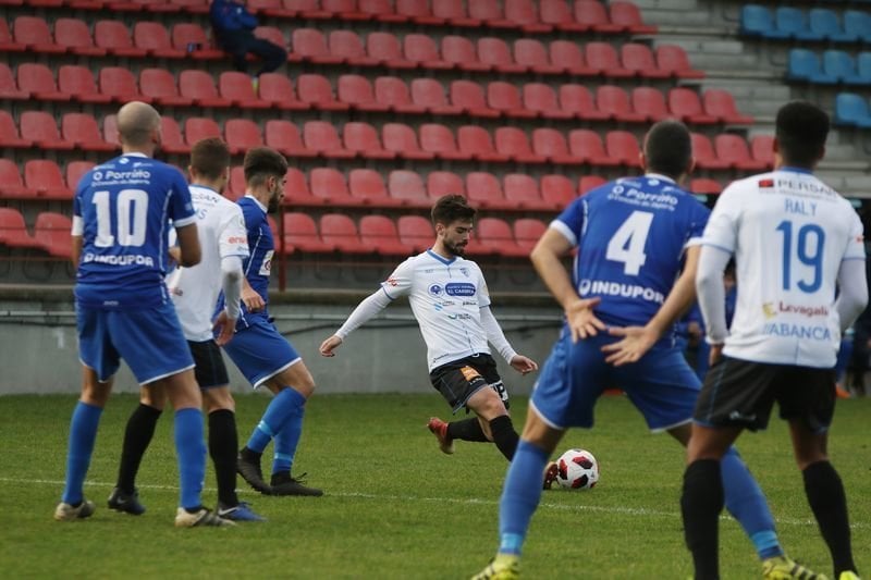 El jugador del Ourense CF, Sergio de Paz intenta un centro durante un partido en O Couto (IVÁN DACAL).
