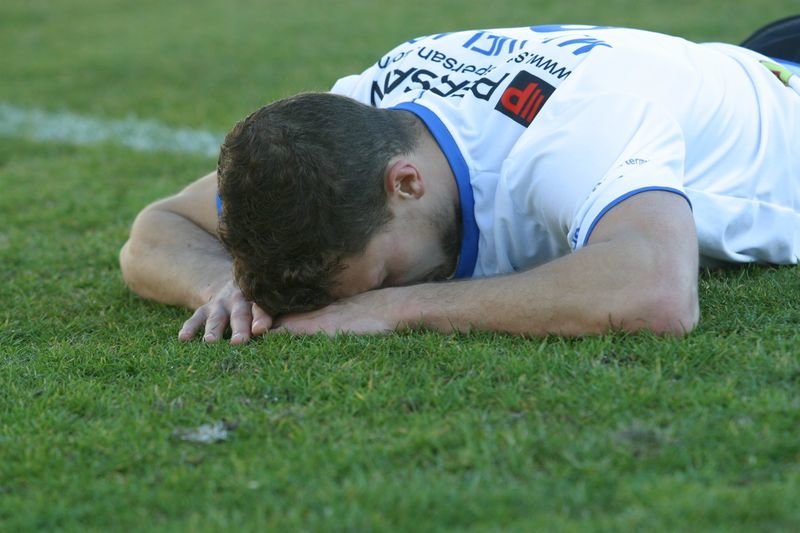 El jugador del Ourense CF Martín Lamelas, abatido sobre el césped de
O Couto.