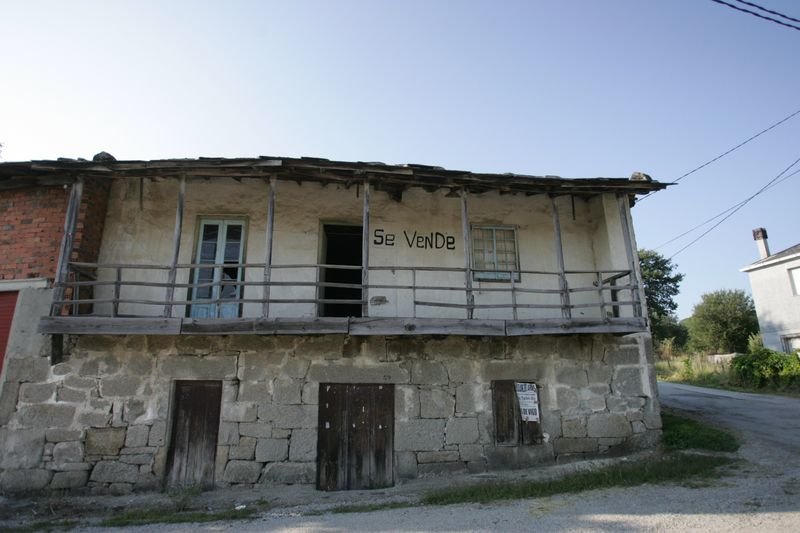 Una vivienda deteriorándose, en el municipio de Castro Caldelas.