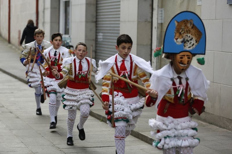 Un grupo de cigarrones recorre las calles de Verín, durante el desfile escolar.
