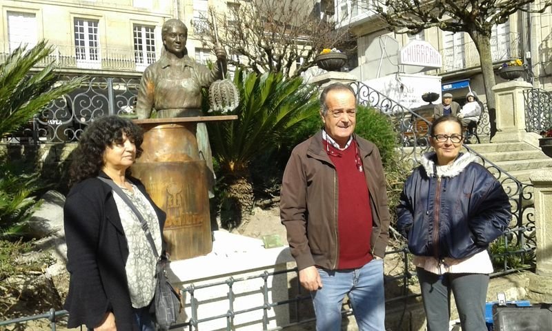 Laura Rodríguez Miranda, Francisco Fumega e Cuqui Piñeiro diante da escultura.