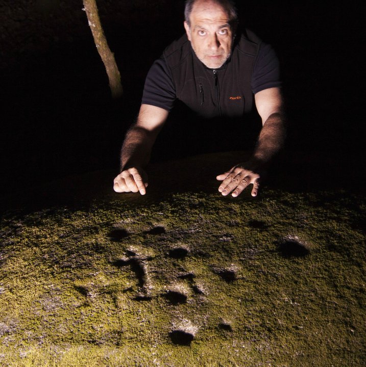Agustín Vila sinala o petroglifo de Laxas.