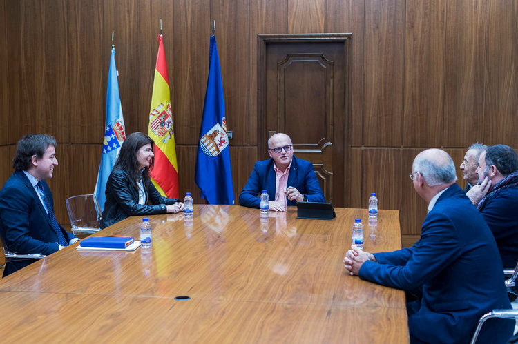 Reunión entre os representantes da Fundación San Rosendo, Manuel Baltar e María del Carmen Yáñez.