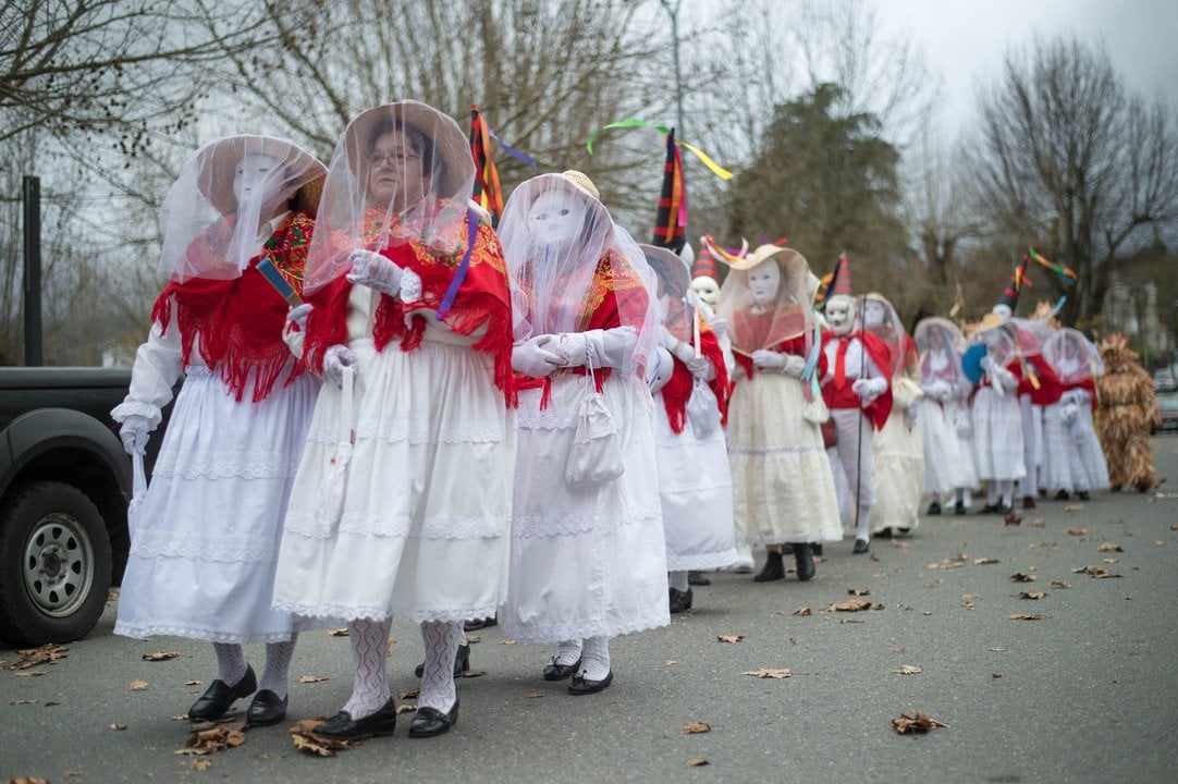 Las madamitas de Entrimo, en procesión (ÓSCAR PINAL).