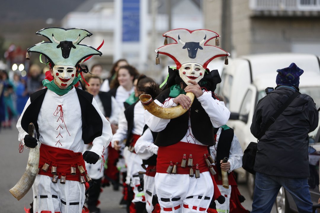Los vergalleiros se hicieron notar con sus típicos sonidos en el desfile (XESÚS FARIÑAS).