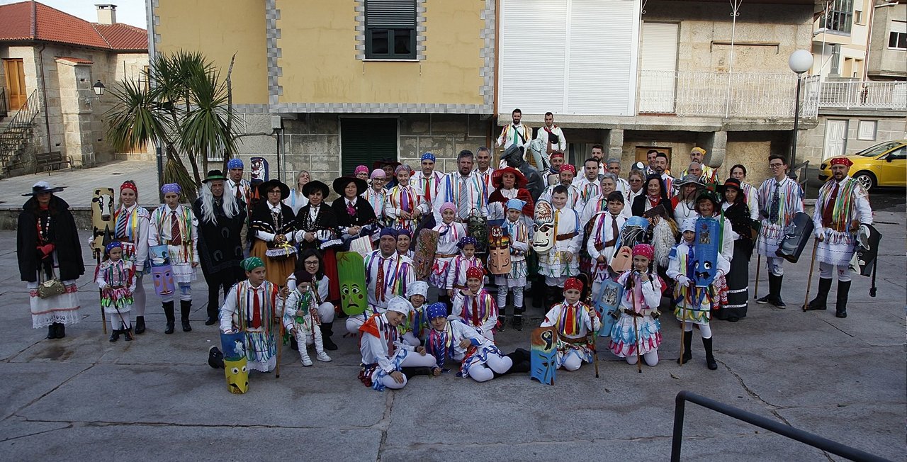 Foto de familia en las calles de Esgos (MIGUEL ÁNGEL).