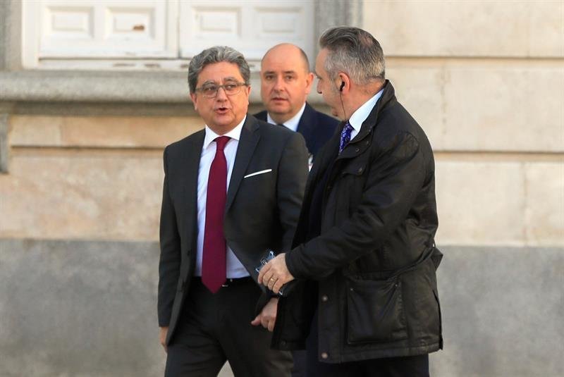 El ex delegado del Gobierno en Cataluña Enric Millo (i), a su llegada al Tribunal Supremo.