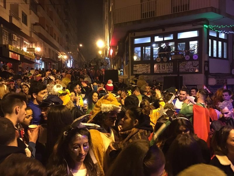 La esquina de Pena Corneira reunió a cientos de jóvenes la noche del lunes.