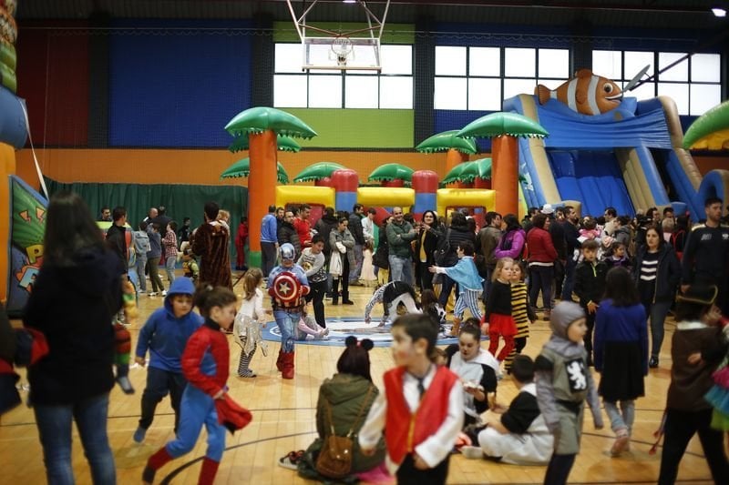 La pista deportiva de Celanova se convirtió en una improvisada sala de juegos y baile (XESÚS FARIÑAS).