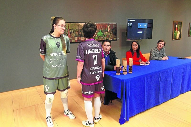 El Envialia estrenará equipación de portera y jugadora ante el Alicante.
