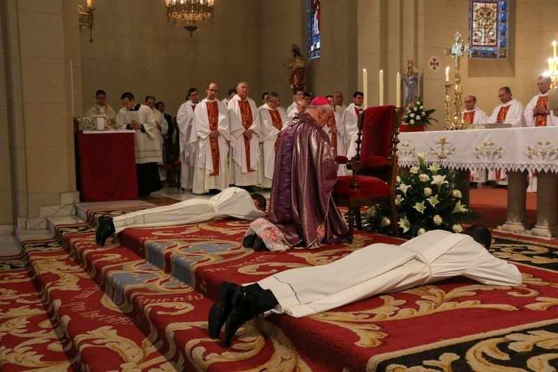 En el centro, el obispo de Ourense, flanqueado de los dos nuevos diáconos (IVÁN DACAL).