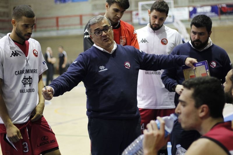 Paco García habla con sus jugadores durante el tiempo muerto de un partido de los vallisoletanos.