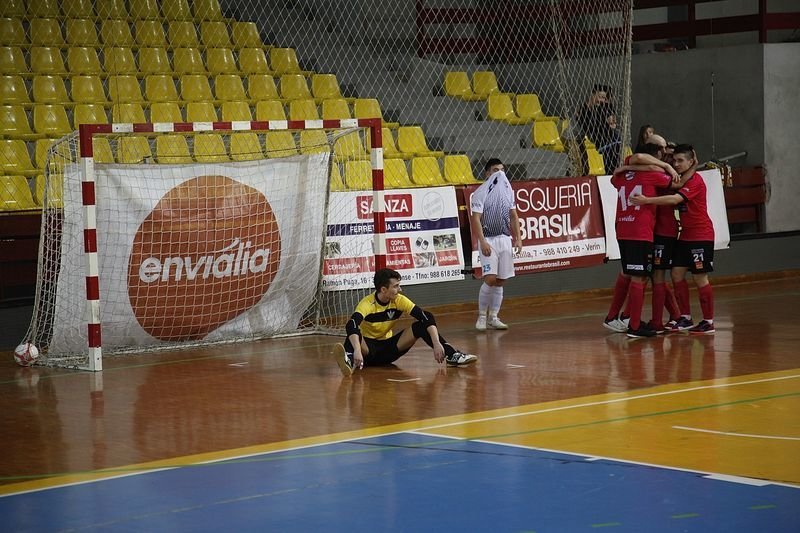 El cuarteto de campo del Sala Ourense celebra el definitivo 5-4 a un segundo del final, ante la desesperación de los jugadores del Ventorrillo (MIGUEL ÁNGEL).