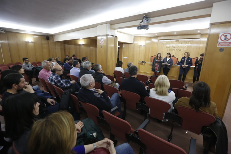 Sanitarios de Atención Primaria de Ourense, ayer, durante la votación efectuada.