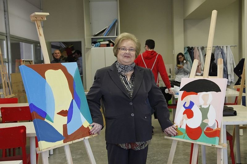 Carmen Vaamonde posa acompañada de los dos últimos lienzos que empezó en el taller de pintura (MIGUEL ÁNGEL).