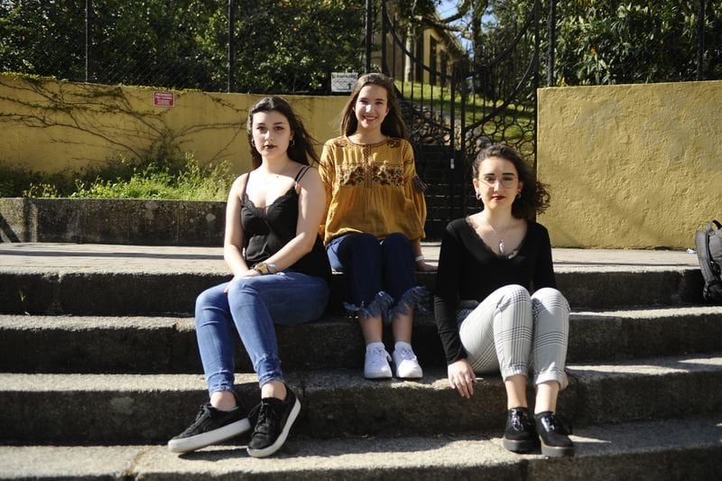 Zaira Ferradás, Lorena Fernández e Ana Fraile, fronte ao IES Blanco Amor no que estudan (MARTIÑOI  PINAL)