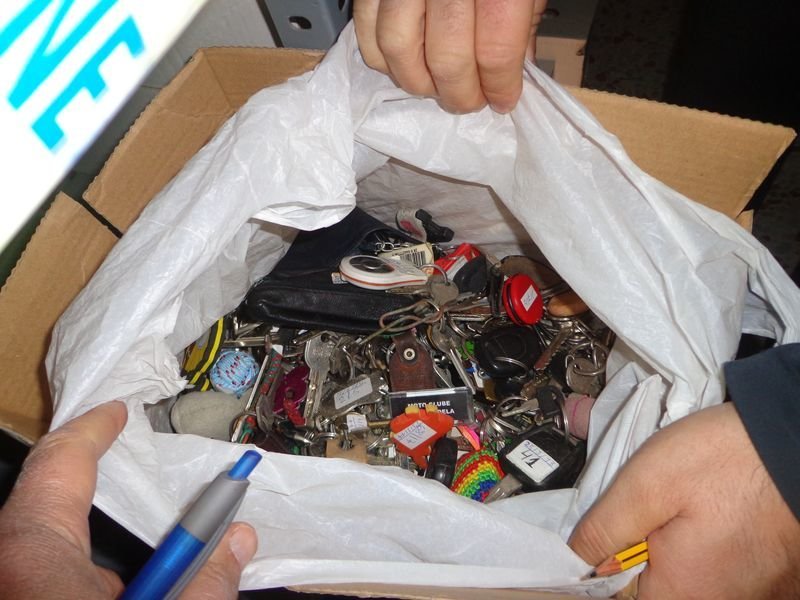 Caja conteniendo docenas de llaves perdidas, entregadas en la Jefatura de la Policía Local.