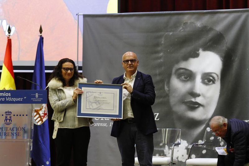 Ánxela Cebrián recibe el premio del certamen literario que homenajea a Pura y Dora de manos del presidente de la Diputación, Manuel Baltar, en 2019. (MIGUEL ÁNGEL).