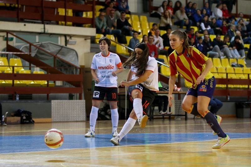 Sara Moreno, pívot del Ourense Envialia, remata a la portería rival en el partido de la primera vuelta en Os Remedios ante el Sala Zaragoza (IVÁN DACAL).