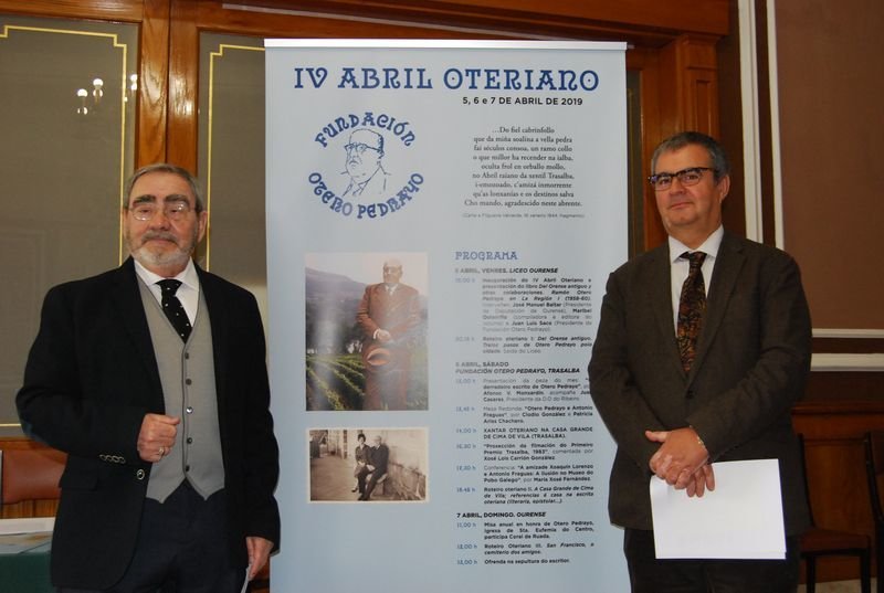Xose Luis Saco e Afonso Vázquez-Monxardín, durante o acto de presentación do Abril Oteriano.