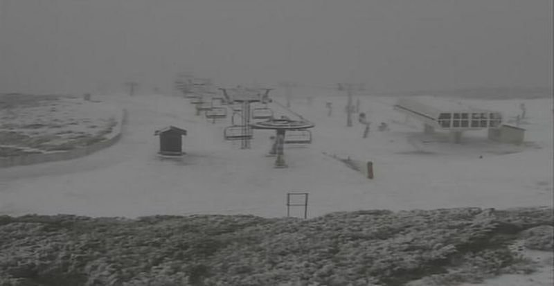Estado de la estación de montaña, cubierta por nieve en polvo.