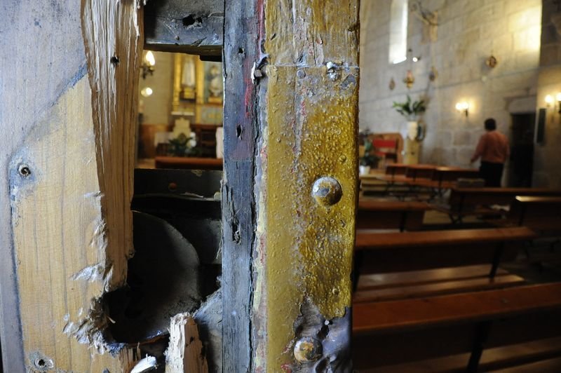 Daños tras un robo en la iglesia de Piñor, atribuido a un delincuente, que ya había asalto siete templos.