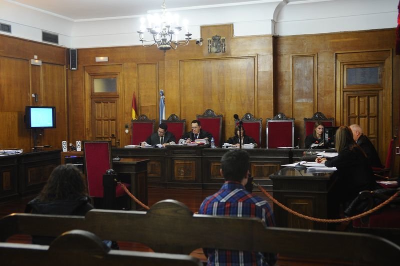El juicio se desarrolló en enero de 2017 en la Audiencia. En la foto, los inculpados, en el banquillo (MARTIÑO PINAL)