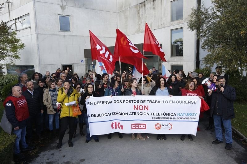 Concentración de los trabajadores de Unitono, ayer delante de la compañía, en San Cibrao (XESÚS FARIÑAS).