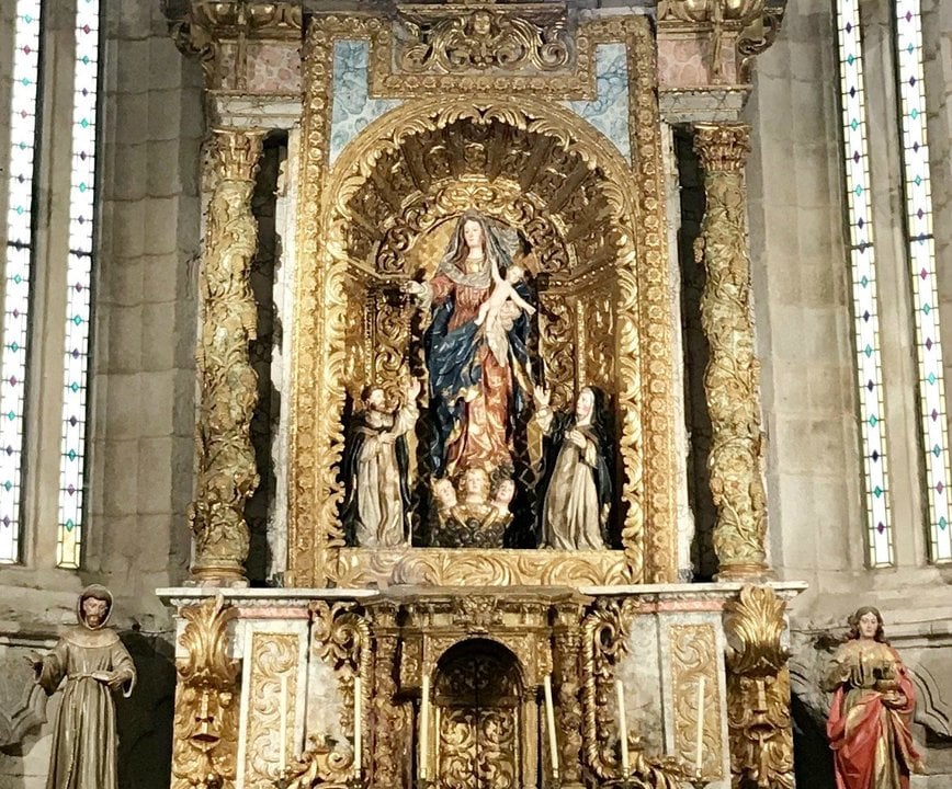 Las imágenes restauradas del altar mayor.