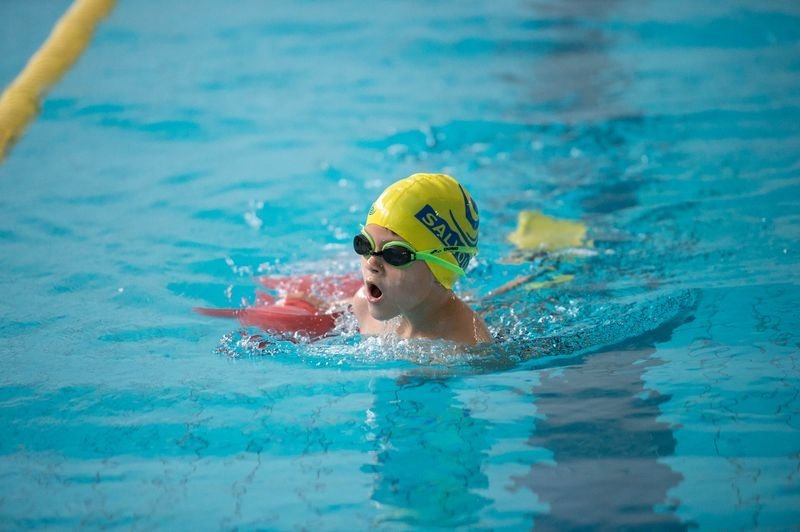 Un joven del Salvour nada por la piscina con un muñeco durante una jornada de socorrismo deportivo (ÓSCAR PINAL).