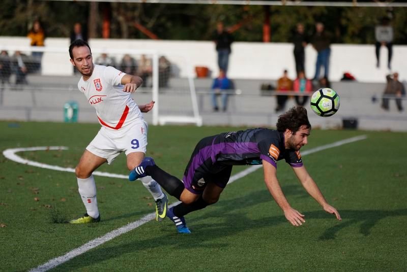 El defensa banduense, Pablo Roca, despeja el balón ante la mirada del delantero del Velle, Alberto Camba (XESÚS FARIÑAS).