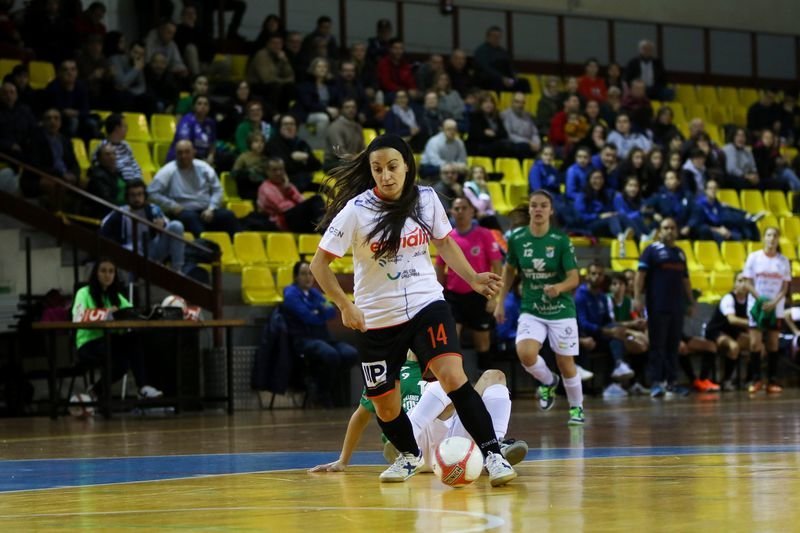La jugadora del Ourense Envialia, Sara Moreno, se lleva el balón ante una rival del Guadalcacín (IVÁN DACAL)