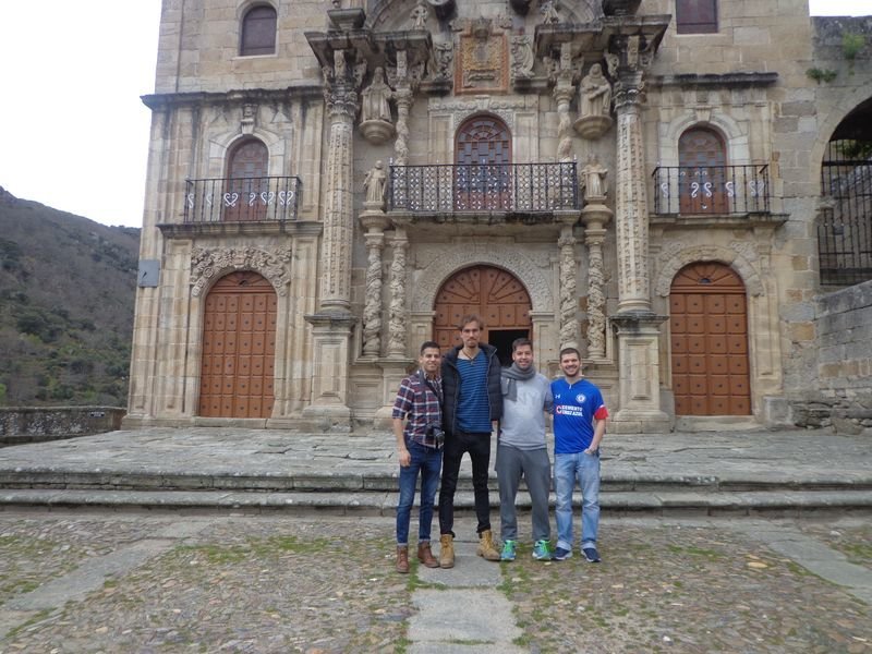 Aldo Nicolai, Juan Navarro, Marcos Lema y Juan Carlos Espinosa, ante el santuario de As Ermidas.