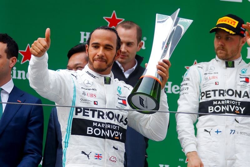 Hamilton, con el trofeo de la prueba.