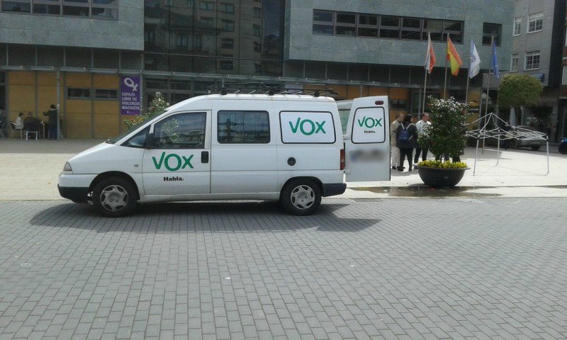 La furgoneta de Vox, en O Barco de Valdeorras.