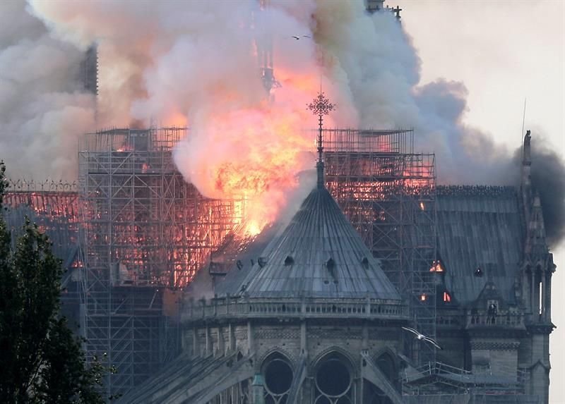 Un incendio afecta a la catedral de Notre Dame de París.