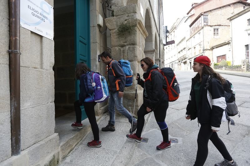 Un grupo de peregrinos entra este martes en el albergue de la ciudad (XESÚS FARIÑAS).