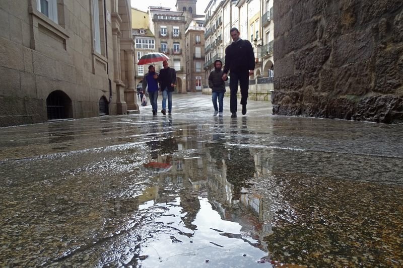 Peatones transitan por las calles mojadas por la lluvia, el pasado 3 de abril (MARTIÑO PINAL).