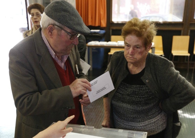 Dos electores, votando en las últimas elecciones locales (XESÚS FARIÑAS).
