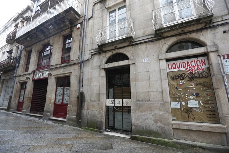 El Café Bohemio, a la izquierda, deja sin actividad una parte importante de la rúa da Paz (XESÚS FARIÑAS).