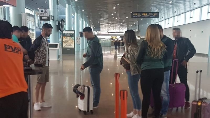 Agentes de la Guardia Civil de Ourense detienen a la pareja en el aeropuerto de Vigo.